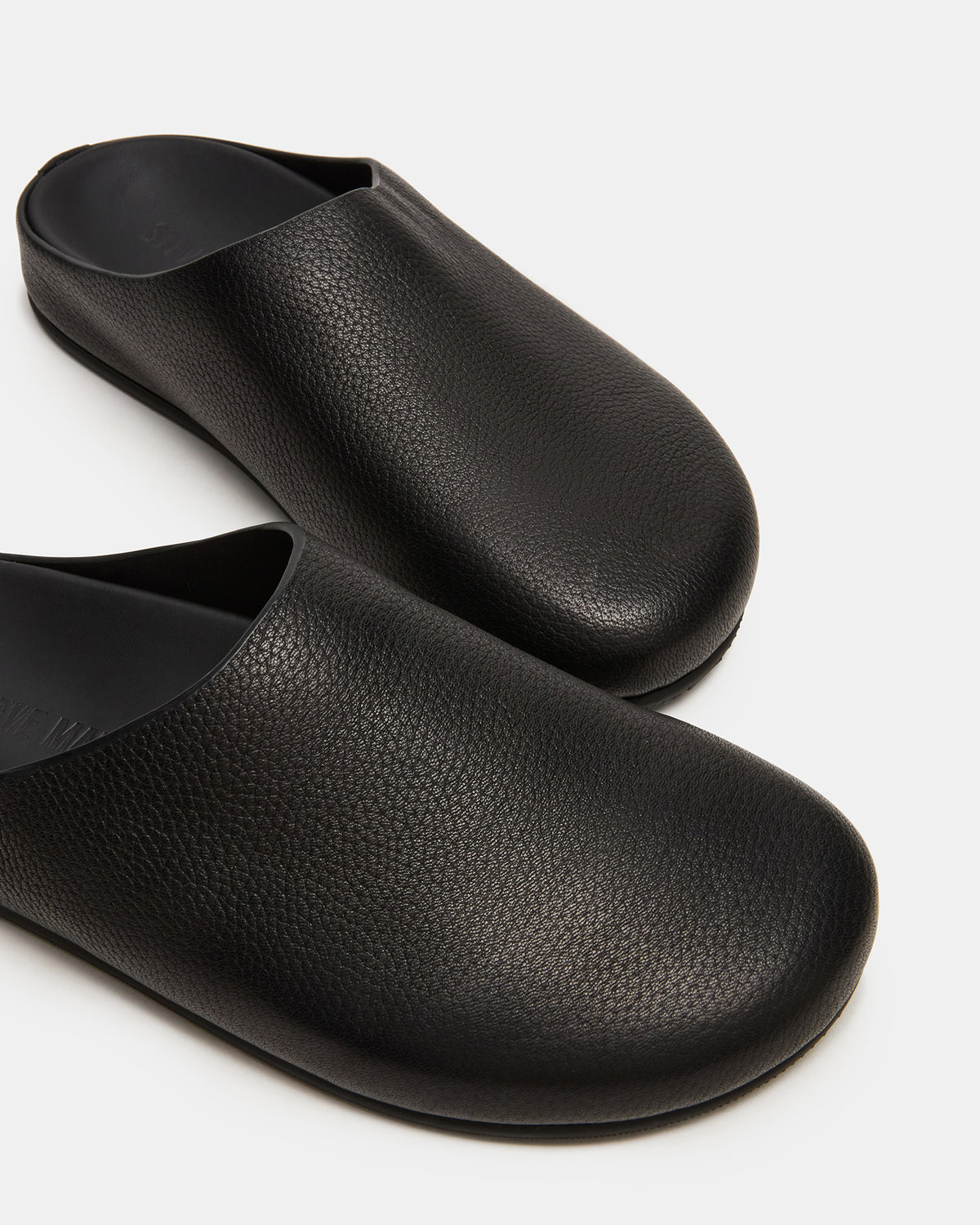 FERN Black Leather Mule Slip-On Round-Toe Women's Flat | Steve Madden Premium