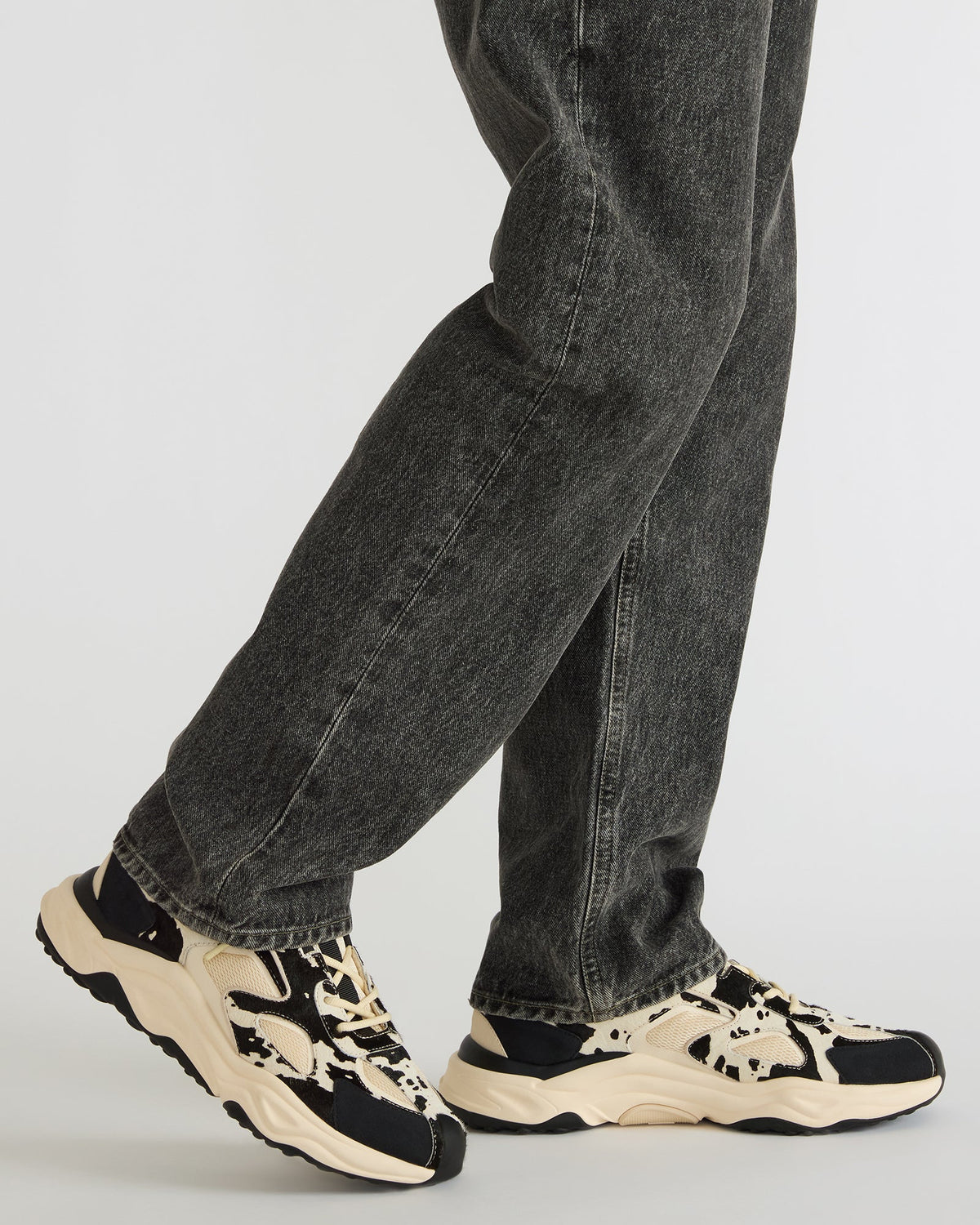 SALVADOR Black/White Low-Top Lace-Up Men's Sneaker | Steve Madden Quality
