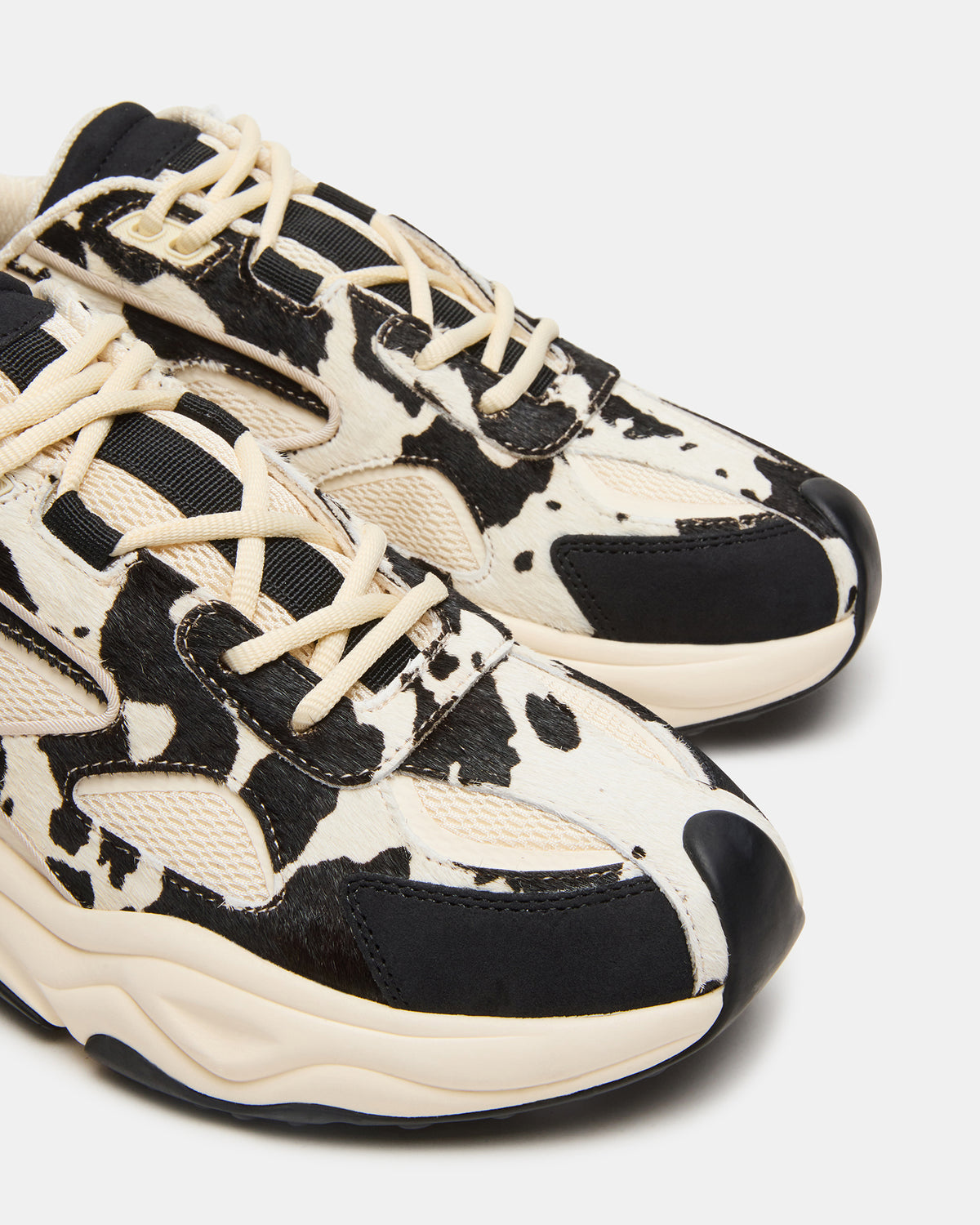 SALVADOR Black/White Low-Top Lace-Up Men's Sneaker | Steve Madden Quality